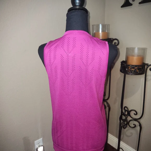 Lululemon Athletica Fletching Lines Raspberry Tee - Picture 3 of 7